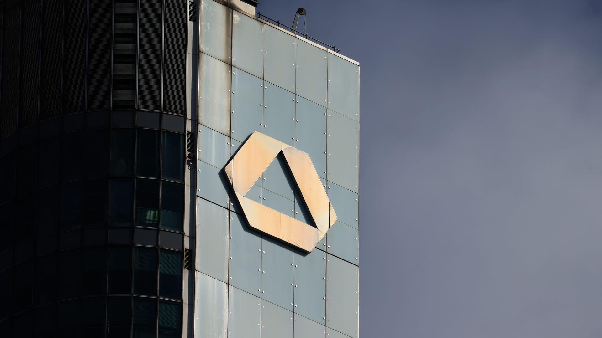 German authorities caught cold by UniCredit’s swoop on Commerzbank | Cash Cow Loans